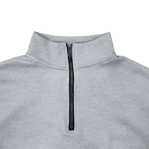Detail eines grauen Herren-Sweatshirts mit Viertelreißverschluss und Stehkragen