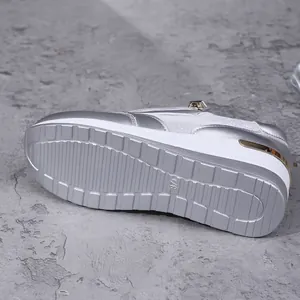 Detailansicht der silbernen Keilsneaker-Sohle mit Rillenmuster und Größenmarkierung 37.