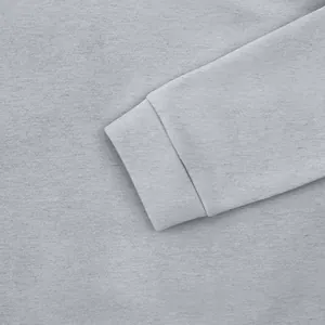 Detailansicht des weichen grauen Fleece-Ärmelbündchens an einem Herren-Sweatshirt