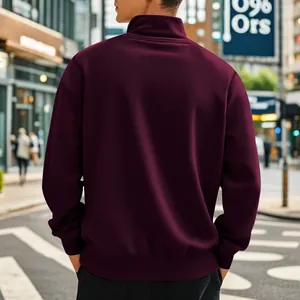Vue arrière d'un sweat-shirt bordeaux pour homme avec col montant en milieu urbain