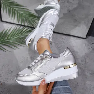 Vue latérale des baskets compensées argentées pour femmes avec mesh pailleté et zip.