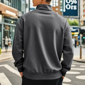 Rückansicht eines dunkelgrauen Herren-Stehkragen-Sweatshirts in städtischer Umgebung.