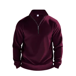 Détail de la fermeture éclair et du col montant de ce sweat-shirt en polaire bordeaux.