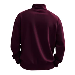 Vue détaillée de l'arrière d'un sweat-shirt à col montant pour homme en bordeaux doublé.