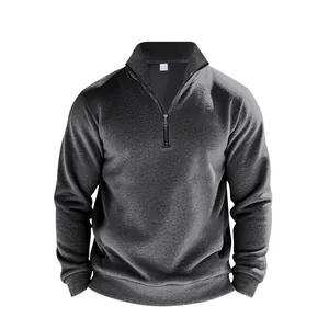Detailansicht eines anthrazitfarbenen Herren-Fleece-Sweatshirts mit Viertelreißverschluss