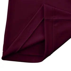 Gros plan de l'ourlet du sweat bordeaux montrant les coutures et la doublure en polaire.