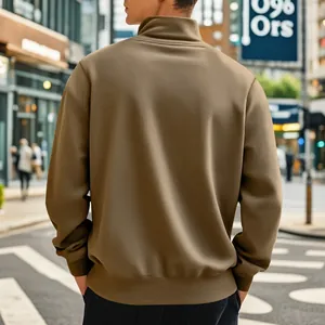 Vue arrière d'un sweat à capuche en polaire kaki à col montant pour homme en ville.