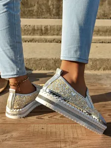 Primer plano de zapatos de plataforma con purpurina y pedrería para mujer