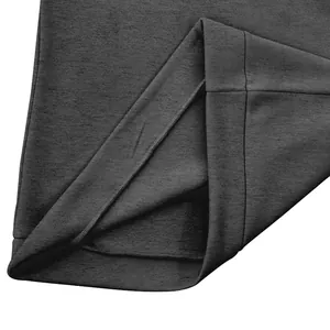 Detailaufnahme des Saums eines grauen schweren Fleece-Sweatshirts mit verstärkten Nähten
