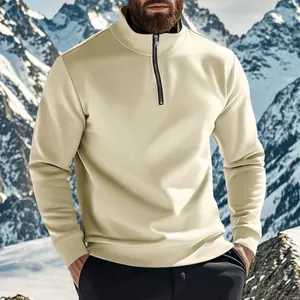 Detailansicht eines Herren-Fleece-Pullovers mit Viertelreißverschluss vor Schneemotiv.