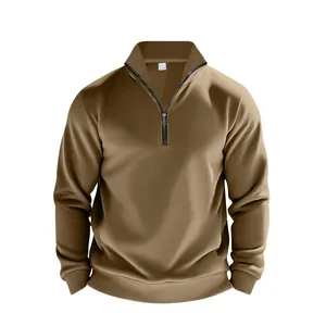 Détail du sweat-shirt marron à col montant avec fermeture éclair pour homme au style épuré