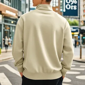 Rückansicht eines lässigen beigen Herren-Sweatshirts mit Fleecefutter für den Herbst