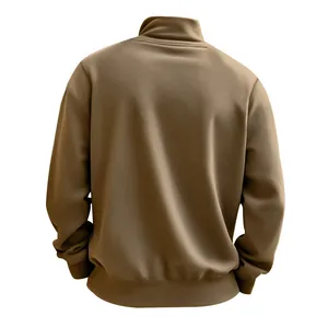 Vue arrière d'un sweat-shirt polaire à col montant pour homme en marron kaki pour l'automne