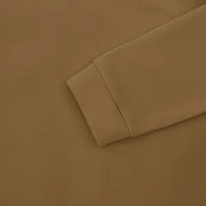 Gros plan sur le détail du poignet côtelé d'un sweat-shirt en polaire pour homme marron.