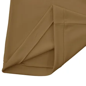 Gros plan détaillé de l'ourlet à double couture durable sur un sweat-shirt en polaire marron