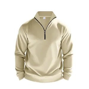 Detailansicht des Stehkragens und Reißverschlusses am beigen Fleece-Sweatshirt für Herren