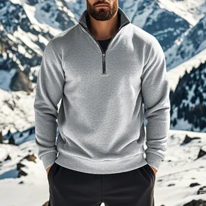 Détail d'un sweat-shirt gris pour homme avec quart de zip dans la neige