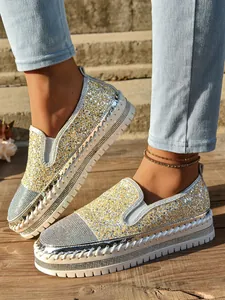 Primer plano de los detalles de purpurina y pedrería en mocasines con plataforma