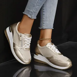 Damen-Sneaker mit Keilabsatz in Metallic-Gold, Schnürung und modischer Plateausohle