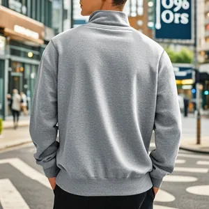 Vue arrière détaillée d'un sweat-shirt gris pour homme avec doublure polaire chaude