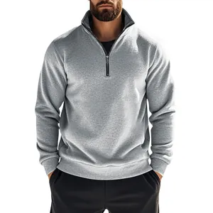 Vue détaillée d'un sweat-shirt gris à demi-zip sur un mannequin masculin.