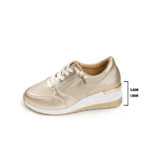Detailansicht der 5 cm Keilabsatzhöhe des goldfarbenen Plateausneakers.