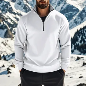 Detailansicht eines weißen Herren-Fleece-Sweatshirts mit Reißverschluss vor Bergen