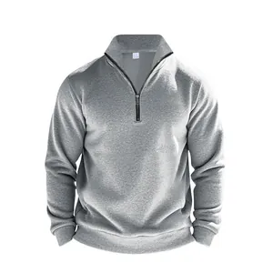 Vue détaillée d'un sweat-shirt gris pour hommes avec col montant et quart de zip