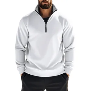 Detailansicht eines weißen Herren-Sweatshirts mit Viertelreißverschluss und Stehkragen