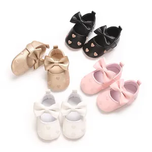 Quatre paires de chaussures princesse bébé avec broderie cœur et nœuds