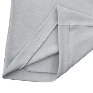 Détail du tissu gris chiné et des coutures de l'ourlet sur le sweat-shirt pour hommes