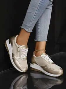 Detailansicht goldene Damen Sneaker mit Keilabsatz und seitlichem Reißverschluss