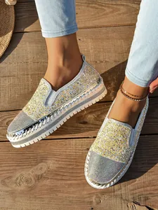Primer plano de zapatillas sin cordones con plataforma y pedrería brillante para mujer.