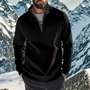 Klassisches schwarzes Herren-Fleece-Sweatshirt mit Stehkragen in einer verschneiten Berglandschaft