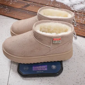 Primer plano de botas de nieve con plataforma ligeras y cálido forro de piel sintética.