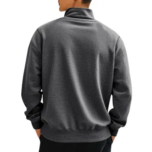 Vue arrière d'un sweat-shirt en polaire gris foncé pour homme avec col montant