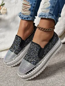 Detalle de zapatillas con plataforma para mujer con pedrería brillante y acabado glitter