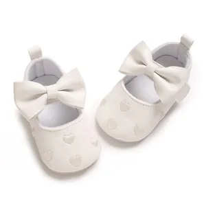 Chaussures de marche blanches pour bébé avec cœurs brodés et un grand nœud élégant
