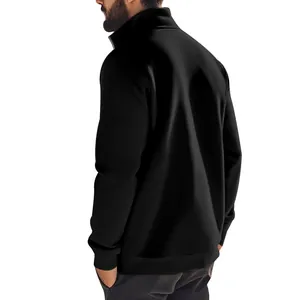 Detailansicht der Rückseite des schwarzen Herren-Fleece-Sweatshirts mit Stehkragen