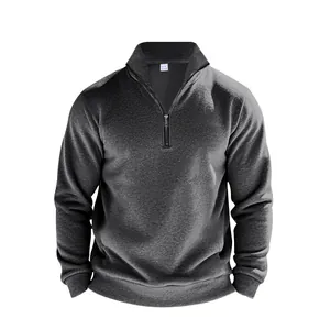 Vue détaillée d'un sweat-shirt gris foncé avec col montant zippé et doublure en polaire