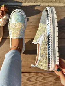 Vista de cerca de los zapatos con plataforma con pedrería brillante y lentejuelas
