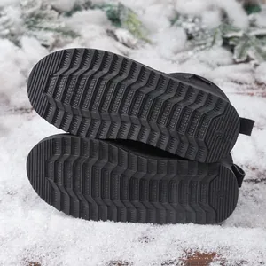 Primer plano de la suela de goma gruesa antideslizante de botas de nieve de mujer.