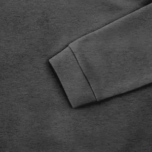 Gros plan détaillé montrant le poignet côtelé et le tissu polaire gris d'un sweat pour homme