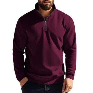 Detailansicht eines burgunderfarbenen Herren-Sweatshirts mit stilvollem Stehkragen