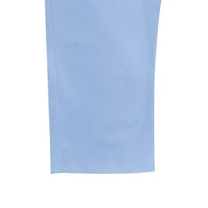 Primo piano dell'orlo e delle cuciture dei pantaloni casual in lino celeste da uomo