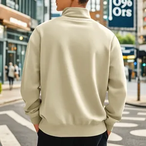 Vue de dos d'un sweat-shirt beige pour homme avec col montant et polaire en milieu urbain
