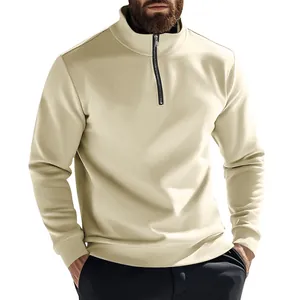 Détail d'un sweat-shirt à demi-fermeture éclair pour homme avec un col montant beige