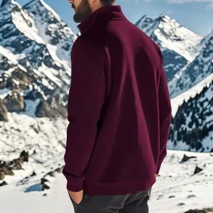 Rückansicht eines herren weinroten Sweatshirts mit Reißverschluss in den Bergen