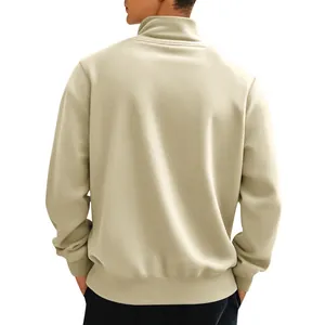 Vue arrière d'un sweat-shirt beige à quart de zip pour homme avec col montant.