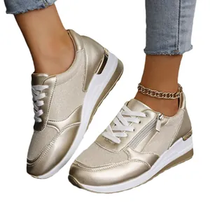 Modische Damen Keilsneaker in Metallic-Gold mit einer dicken weißen Plateausohle